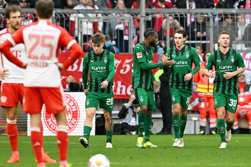 Schock in Halbzeit eins: Nico Elvedi (2.v.r.) brachte Borussia Mönchengladbach beim FC Bayern überraschend in Führung.