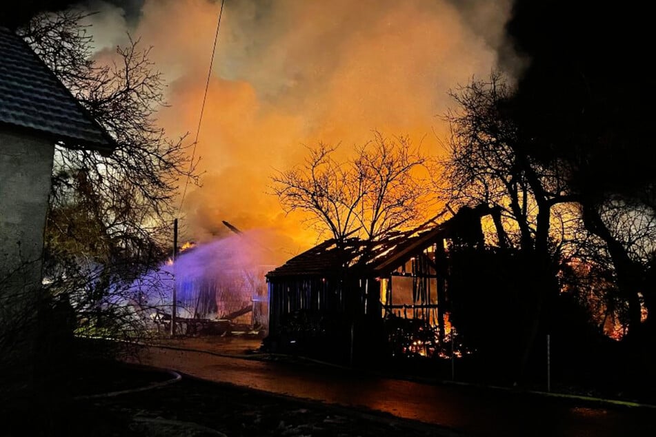 Brand in Niederbayern: Scheune geht in der Nacht in Flammen auf