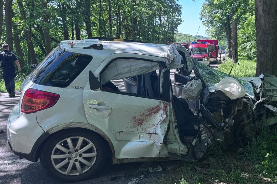 Auto kracht gegen Bäume - Beifahrerin stirbt, Fahrer schwer verletzt