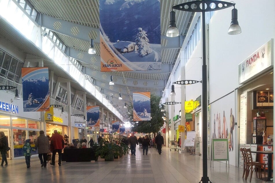Die Stadtteilbibliothek ist im Shopping-Center Flora-Park eingenistet. (Archivfoto)