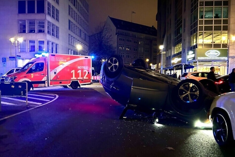 Zwei Wagen stießen am Sonntag an der Kreuzung Friedrichstraße/Schützenstraße zusammen.