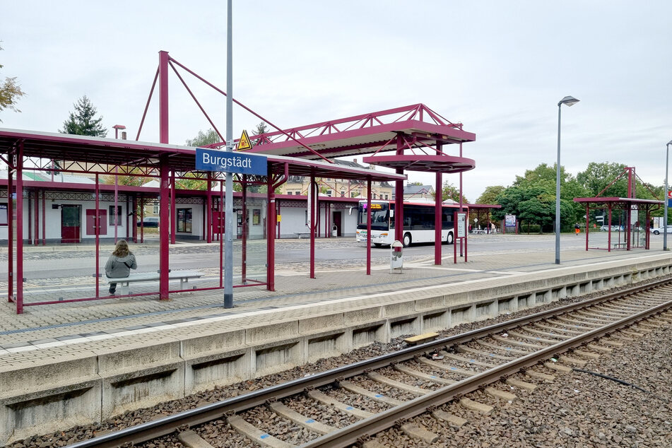 Am Bahnhof in Burgstädt (Landkreis Mittelsachsen) fielen am Dienstagabend zwei Männer auf, die von der Polizei gesucht wurden. Beide landeten im Knast.