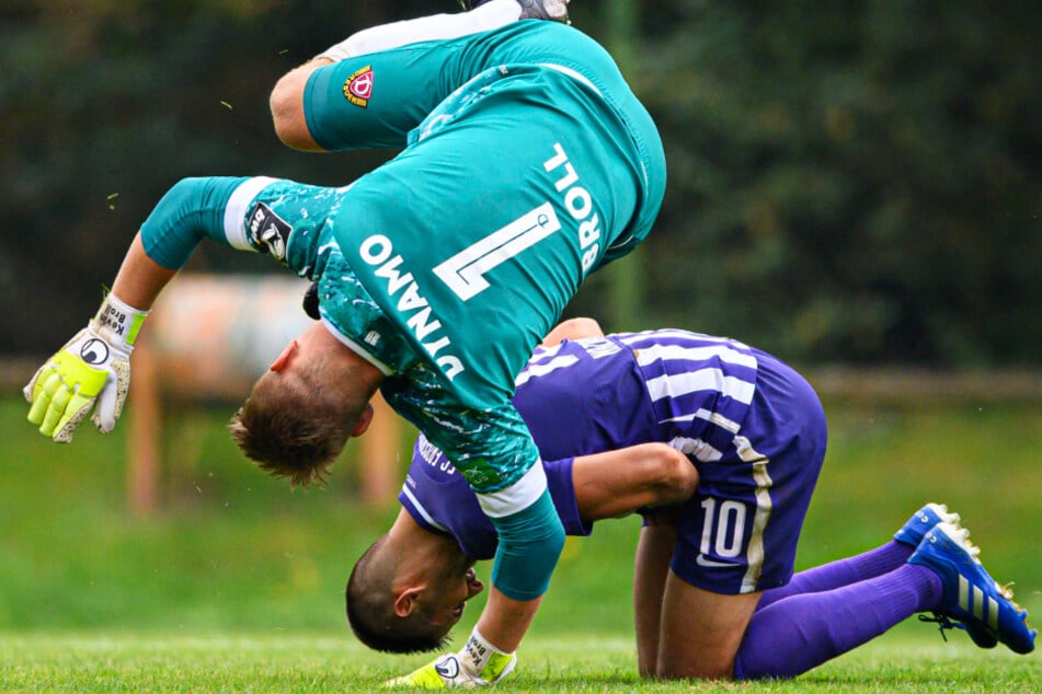 Griechisch-römisch: Dynamo-Keeper Kevin Broll (l.) hat Dimitrij Nazarov gestoppt.