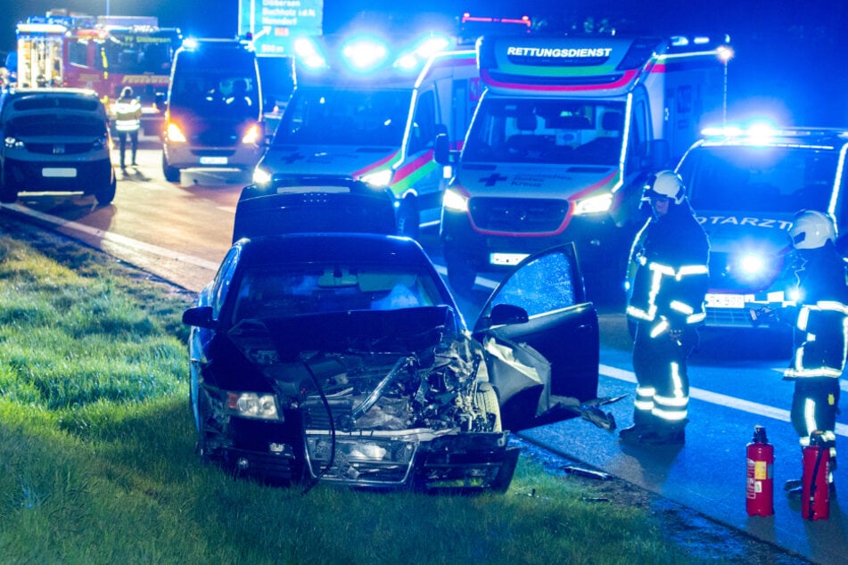 Am Montagabend sind zwei Männer bei einem Unfall auf der A1 bei Dibbersen verletzt worden. Der Verursacher flüchtete, die Polizei ermittelt.