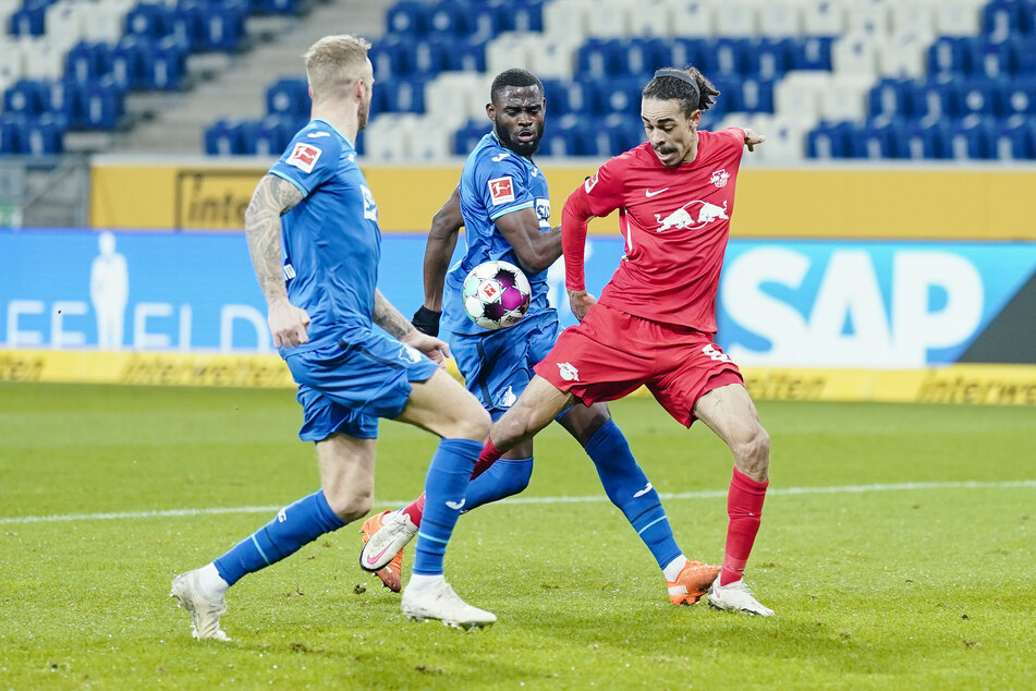 Yussuf Poulsen (r., hier gegen Hoffenheims Kevin Vogt, l., und Kasim Adams) verpasste in der 15. Minute nach einer Hereingabe hauchdünn das 1:0 für RB Leipzig.