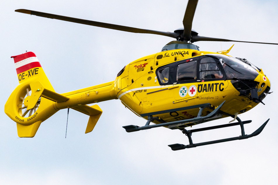 Die Besatzung eines Rettungshubschraubers brachte den kleinen Jungen nach dem Unfall in ein Krankenhaus. (Symbolbild)