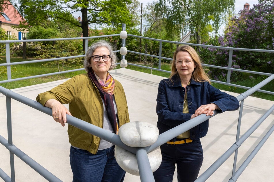 Kulturbürgermeisterin Annekatrin Klepsch (48, Linke, r.) und Festspielhaus-Hellerau-Intendantin Carena Schlewitt (64) weihten am Dienstag das sanierte Mahnmal ein.