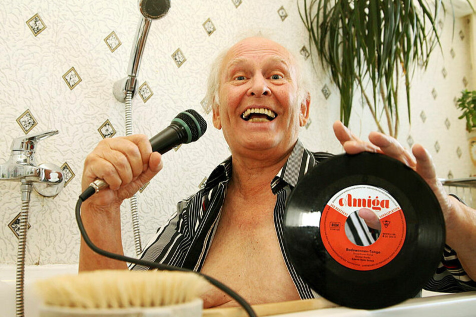 So liebte ihn das Publikum: Günter Hapke (†89) in seiner Rolle als Sänger vom Badewannentango. Hier auf einem Foto aus dem Jahr 2006.