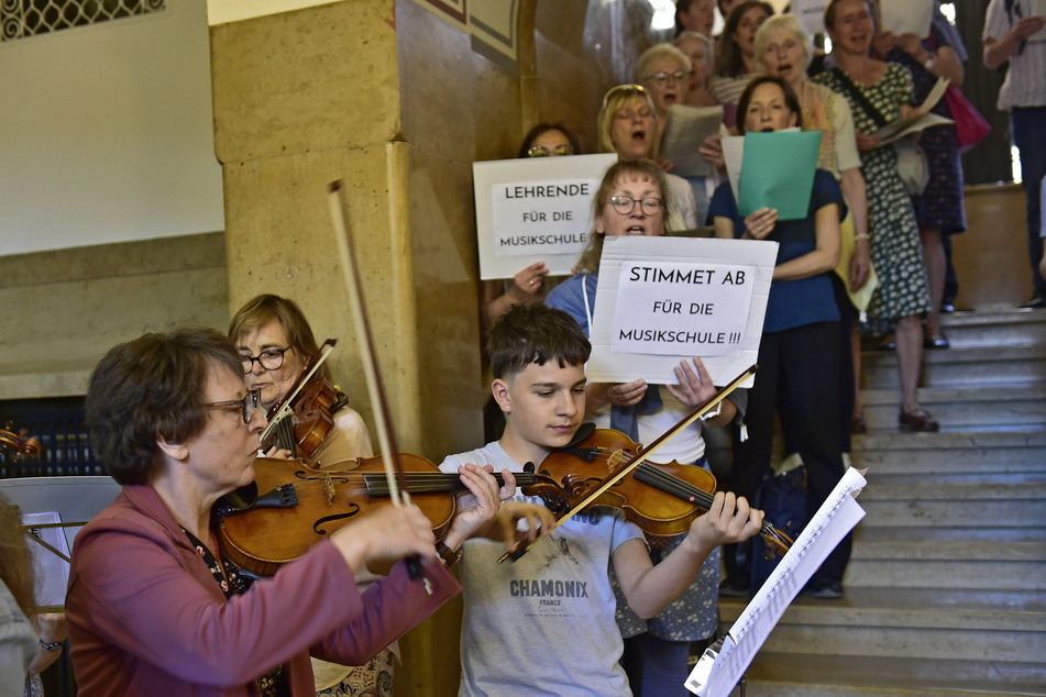 Spontankonzert der städtischen Musikschüler vor der letzten Stadtratssitzung: Ihre Petition für festangestellte Lehrer ab September bleibt wohl wirkungslos.