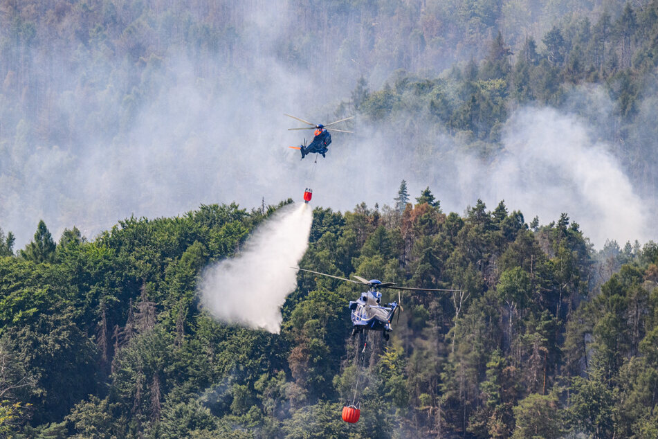 Hubschrauber der Bundespolizei mussten beim Inferno im Nationalpark Löschwasser zu den Brandherden fliegen.