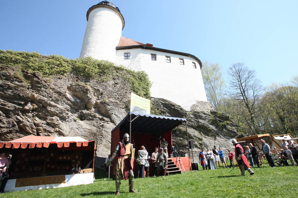 An der Burg Rabenstein wird das Mittelalter gefeiert.