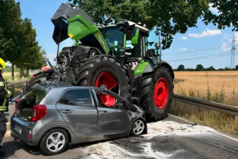 Bei dem Frontalzusammenstoß zwischen einem Traktor und einem Auto kam für den Autofahrer jede Hilfe zu spät.