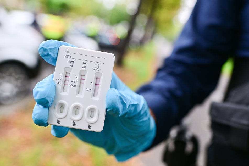Ein vor Ort durchgeführter Drogentest bei der Unfallfahrerin (35) schlug positiv an. (Symbolbild)