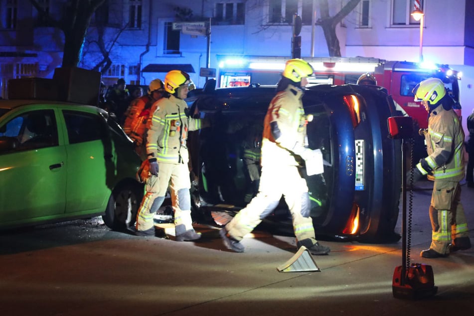 Audi überschlägt sich bei Kreuzungs-Crash: 19-Jähriger im Auto eingeklemmt