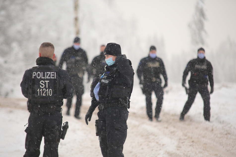 Einsatzkräfte der Polizei kontrollieren im Harz die Einhaltung der Corona-Maßnahmen.
