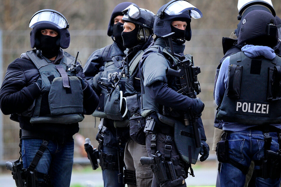 Polizisten sicherten die Veranstaltungshalle und kontrollierten alle Prüflinge. (Symbolbild)