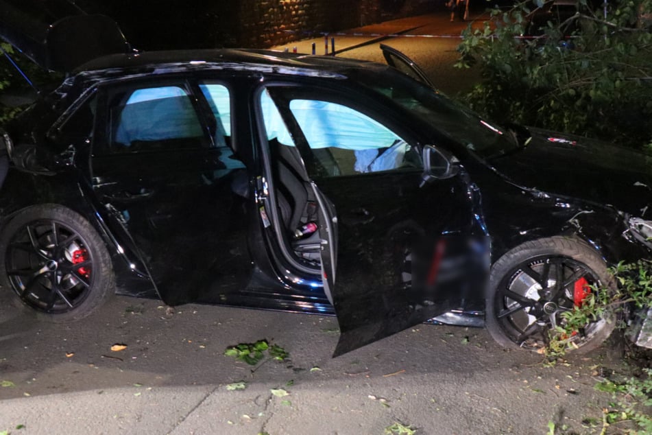 Der schwarze Audi wurde bei dem Crash stark beschädigt.