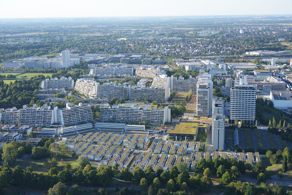 Blick vom Fernsehturm aus auf das Olympische Dorf in München. Das Wohngebiet ist etwa 40 Hektar groß und wurde für die Olympischen Sommerspiele 1972 zur Unterbringung von Sportlern und Journalisten gebaut.