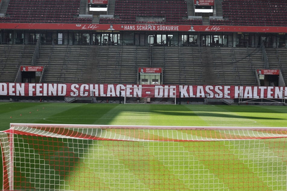 Mit einem gigantischen Banner haben die Kölner Fans ihre Mannschaft auf das wichtige Rhein-Derby am Samstag eingeschworen.