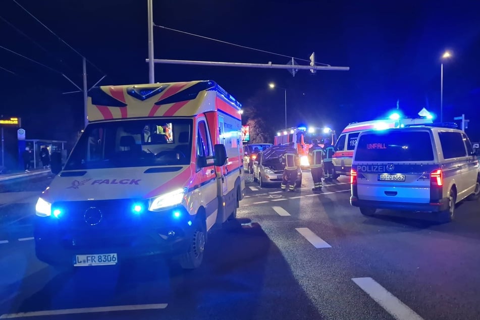 Die Polizei wurde von Feuerwehr und Rettungsdienst unterstützt.