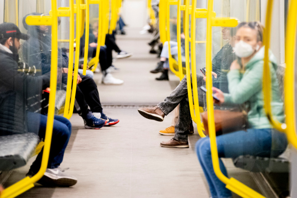 In Lettland hat die Regierung die bislang geltende Mundschutzpflicht im öffentlichen Nahverkehr aufgehoben. (Symbolbild)