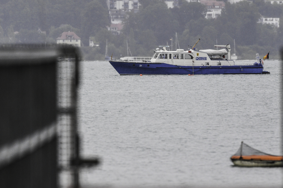 Ein Polizeiboot fährt auf dem Bodensee. Mit einem Großaufgebot haben vereinte Kräfte aus Deutschland, Österreich und der Schweiz nach einem vermissten Kajakfahrer zwischen Friedrichshafen und Romanshorn gesucht. (Symbolbild)