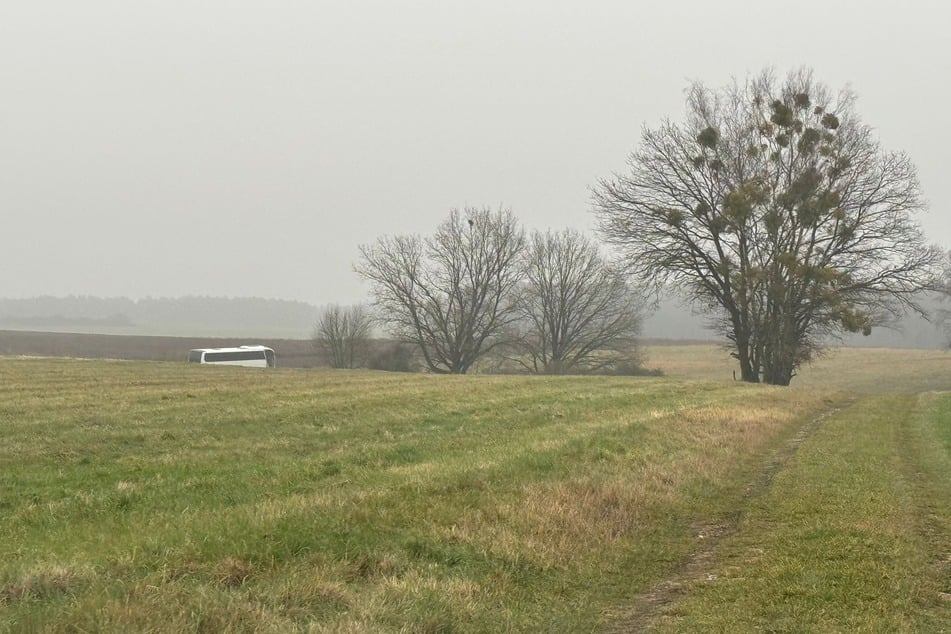 Ein Bus steht im Feld: In Wörpen bot sich am Sonntag ein ungewöhnliches Bild.