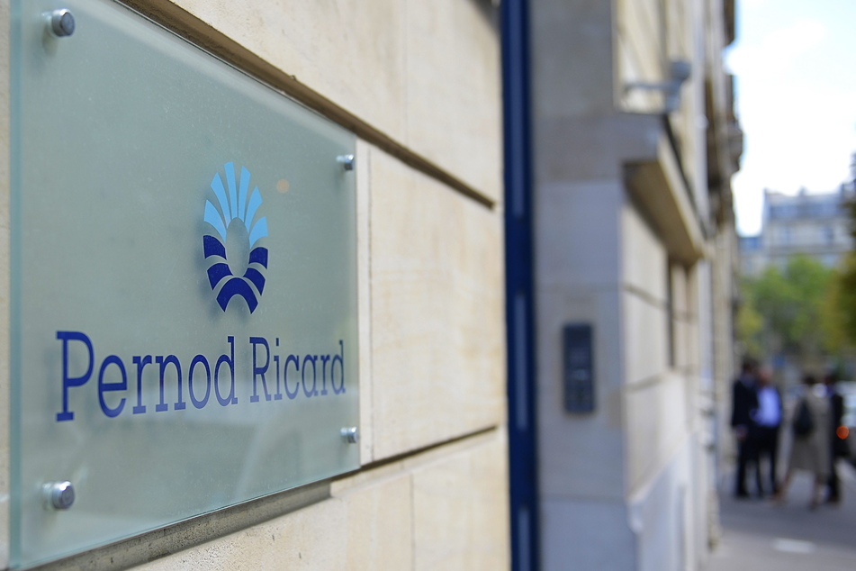 Ein Schild weist an einer Hausfassade auf den Unternehmenssitz von Pernod Ricard hin.