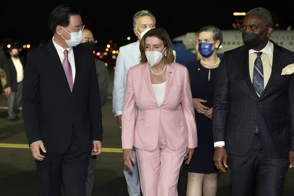 Nancy Pelosi (82), Sprecherin des US-Repräsentantenhauses, nach ihrer Ankunft am Flughafen von Taipeh.