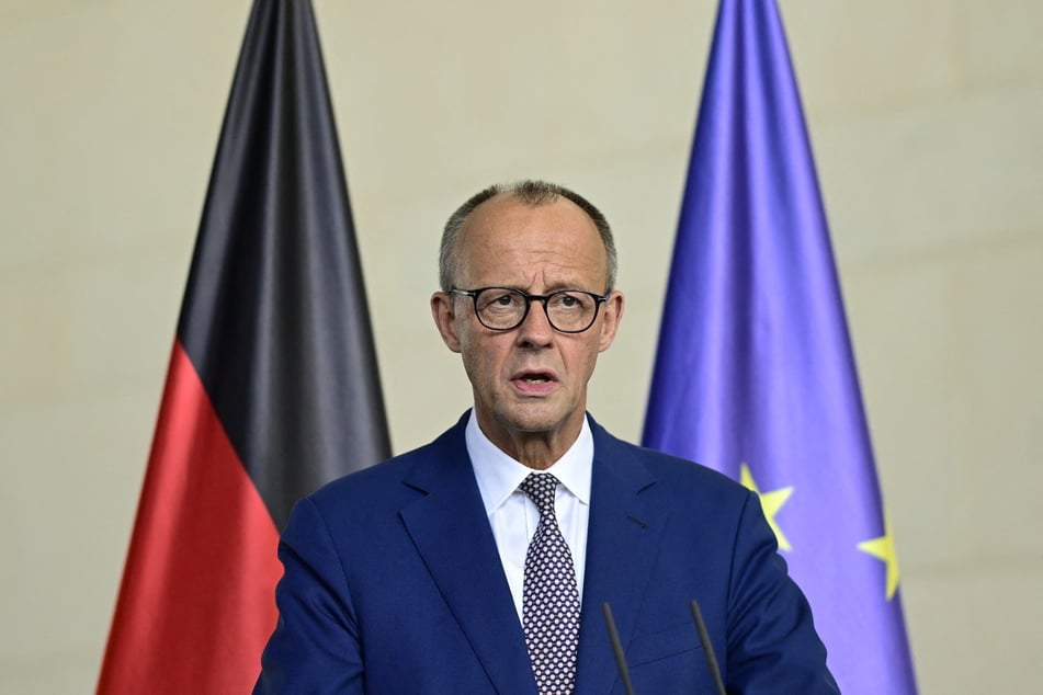 Bundeskanzler Friedrich Merz will sich das EM-Finale der Frauen vor Ort anschauen - falls Deutschland einzieht.