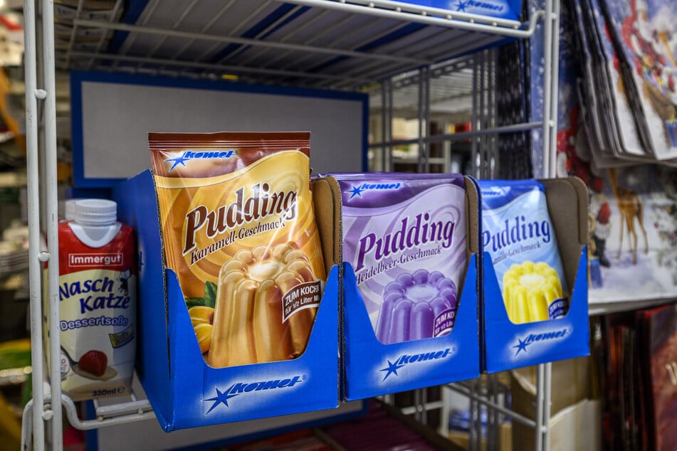 Neben Haushaltswaren gibt es auch Naschereien und Puddingpulver.