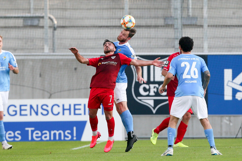 Der Chemnitzer Tobias Müller im Kopfballduell mit Seref Özcan.