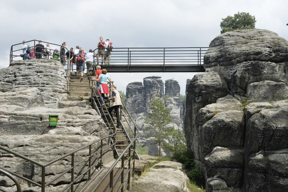 Wo geht das? In Sachsen! Touristen auf der Aussichtsplattform der Felsenburg im Elbsandsteingebirge.