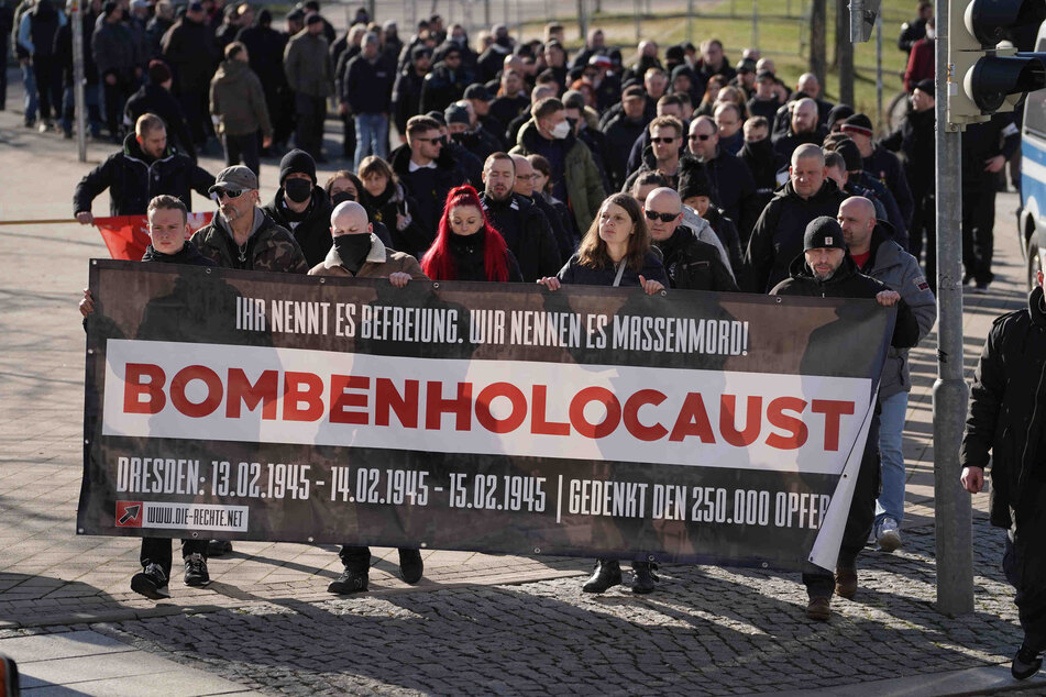 Viele aus der Neonazi-Szene leugnen, dass es den Holocaust je gab. Aber bei dem Demo-Zug am 77. Gedenktag der Zerstörung von Dresden tragen sie ein Banner mit der Aufschrift "Bombenholocaust" vor sich her.