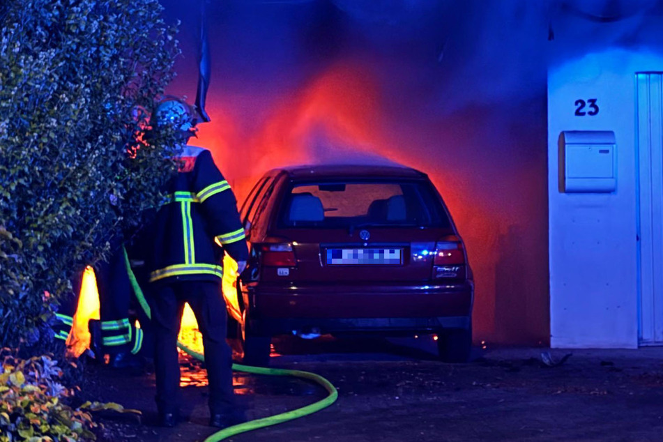 Die Hamburger Feuerwehr musste am gestrigen Freitag zu einem Carportbrand in Jenfeld ausrücken.