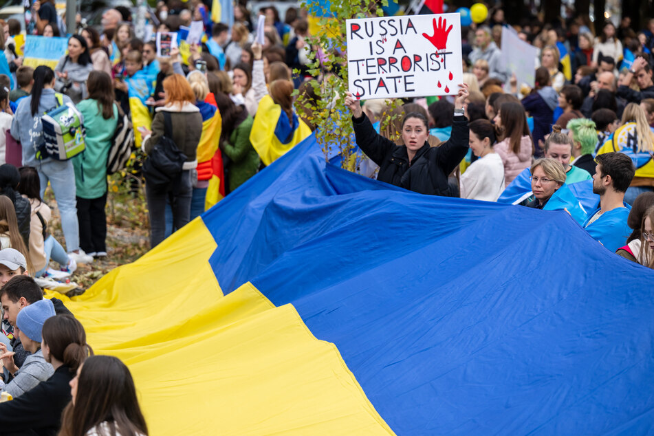 Unter anderem in Berlin, London, Paris, Warschau und Belgrad gibt es Solidaritätskundgebungen mit der Ukraine.