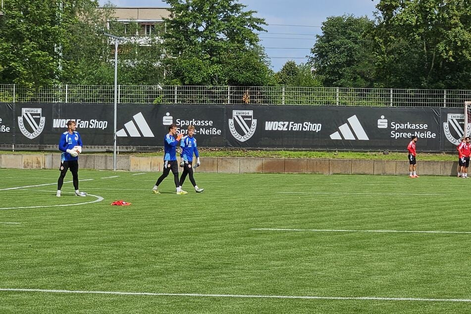 Neu-Keeper Kevin Kratzsch (24, 2.v.l.) schreitet zur Tat.