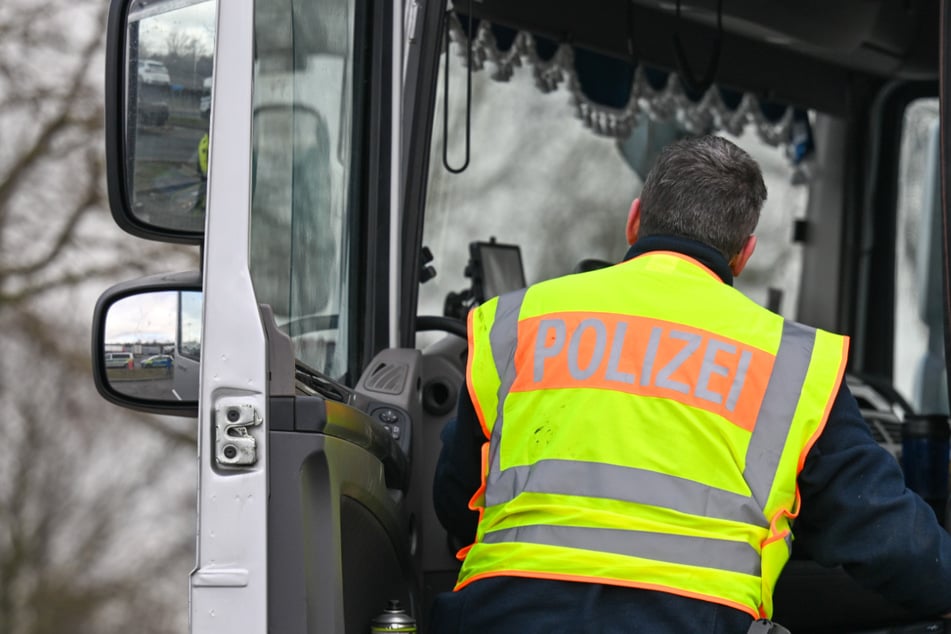 Die Polizei ermittelt nach einem blutigen Streit unter Lkw-Fahrern auf einem Parkplatz. (Symbolbild)