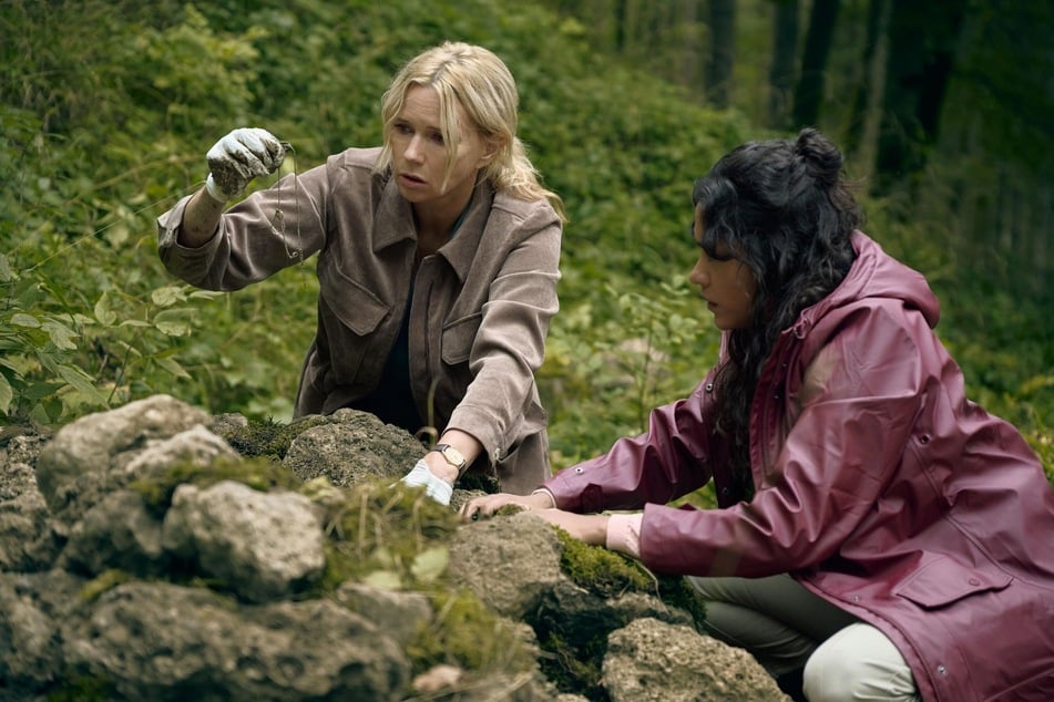 Bei Spurensicherungen im Wald finden Reincke (Ferres, l) und Marie Sonnleitner (Salka Weber, 36) plötzlich die Kette des damals verschwundenen Mädchens.