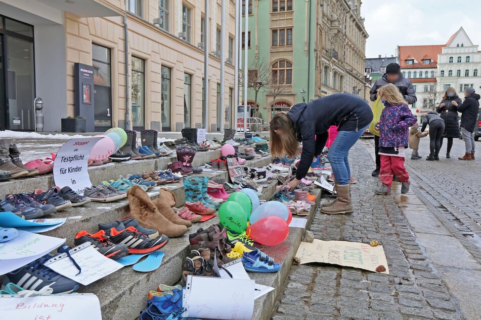 Eltern-Protest auch in Zwickau: Etliche Kinderschuhe wurden vor dem Rathaus aufgestellt.