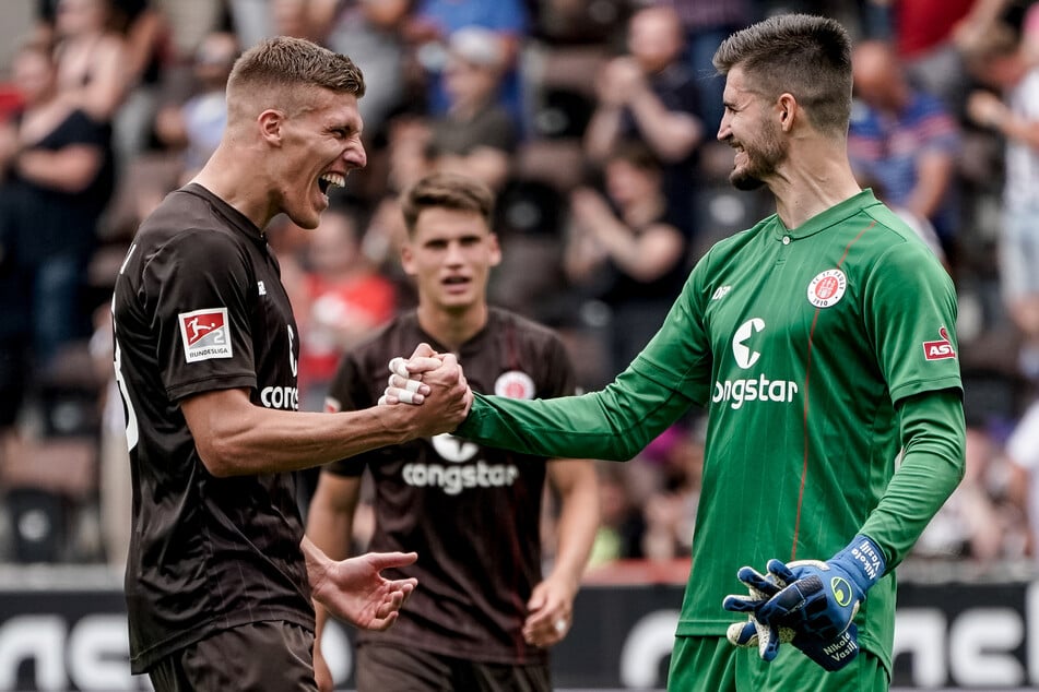 Keeper Nikola Vasilj (25, r.) hat sich in wenigen Monaten beim FC St. Pauli zum Leistungsträger entwickelt.