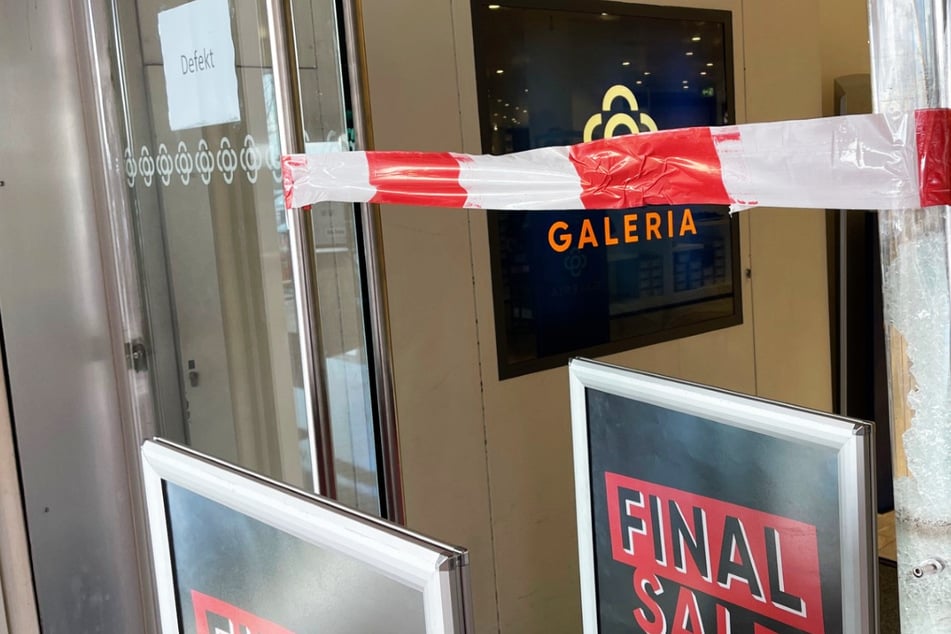 Auch eine gläserne Eingangstür der Galeria-Kaufhof-Filiale im Main-Taunus-Zentrum wurde zertrümmert.
