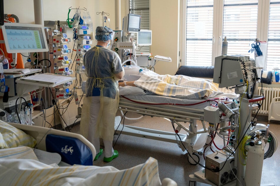 In einem Zimmer der Intensivstation wird ein Patient mit einem schweren Covid-19 Krankheitsverlauf behandelt.