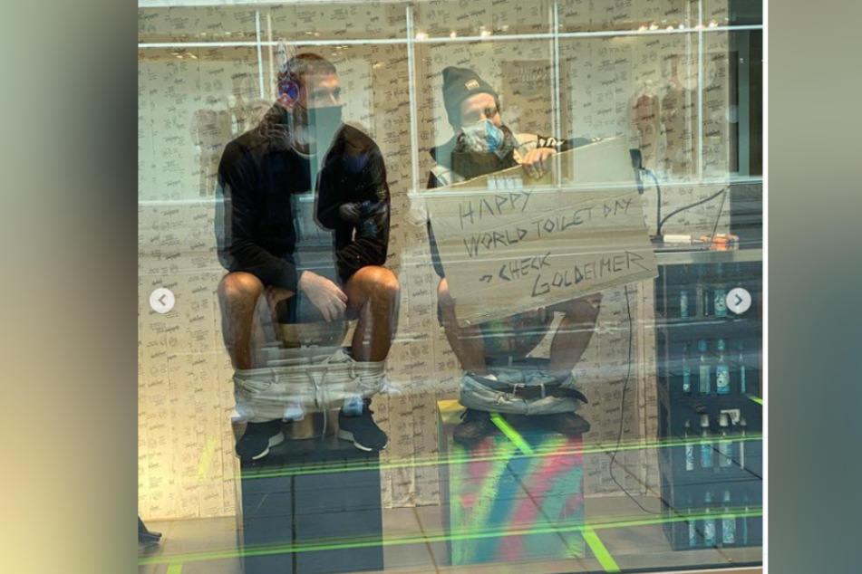 Kevin Kuranyi (l., 38) und Viva-con-Agua-Aktivist Michael Fritz lassen für den guten Zweck die Hose runter.