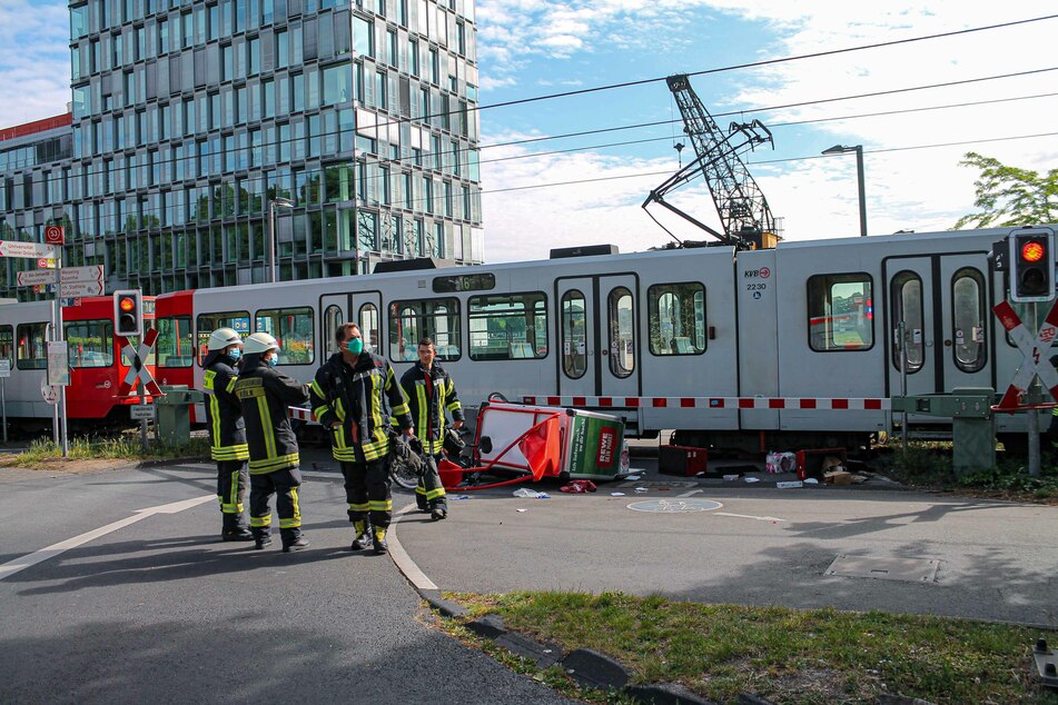 Das Lastenrad wurde erheblich beschädigt. Der Fahrer kam schwer verletzt in eine Krankenhaus.