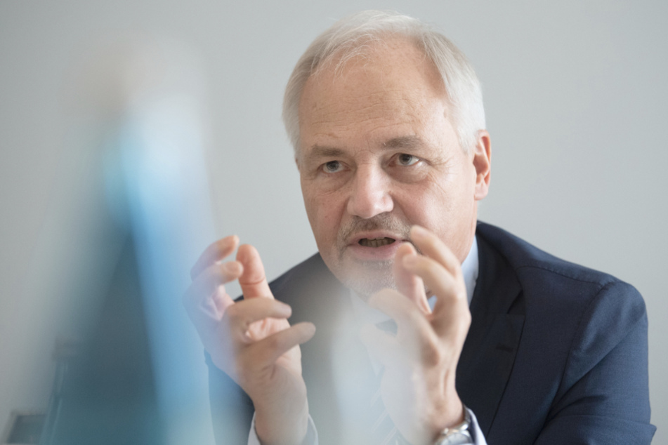 Peer-Michael Dick (66), Hauptgeschäftsführer des Verbandes Südwestmetall, nimmt an einer Pressekonferenz teil.