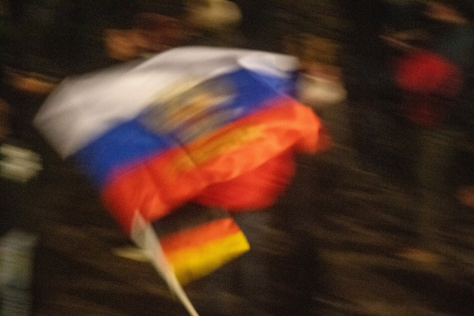 Im Zuge der Proteste gegen den Krieg in der Ukraine zeigen vor allem Ostdeutsche Sympathien für Russland und Putin.
