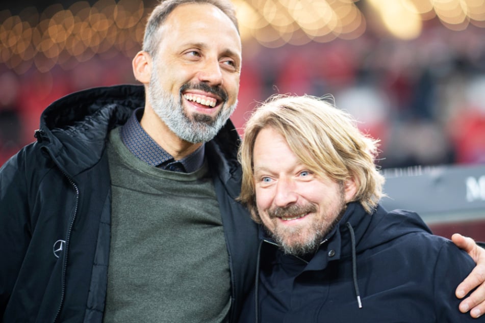 Die beiden verstehen sich: VfB-Trainer Pellegrino Matarazzo (42) umarmt Sportdirektor Sven Mislintat (47).