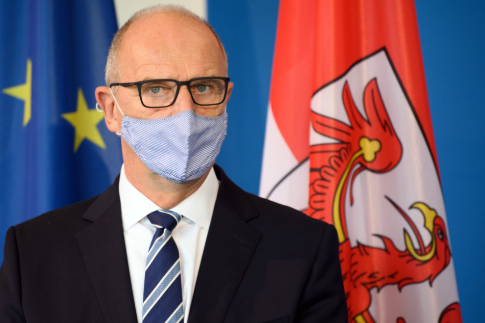 Dietmar Woidke (SPD), Ministerpräsident von Brandenburg, hat während einer Pressekonferenz über die vom Kabinett zvor beschlossenen neuen Verordnungen zum Umgang mit der Corona-Pandemie die Mund-Nase-Bedeckung aufgesetzt.