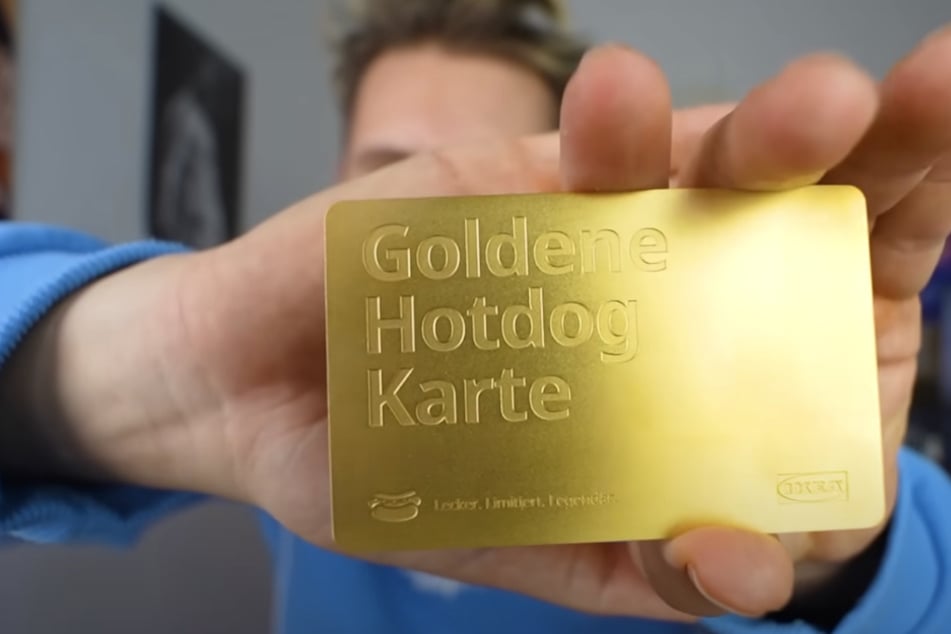 Der Gewinn: die "Goldene Hotdog Karte", die ein halbes Jahr kostenlose Würstchen bei IKEA garantiert.